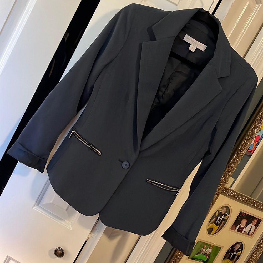 Size 6. No pets no smoking.